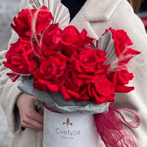Шляпная коробка с цветами Букет из роз в шляпной коробке "Коралл"